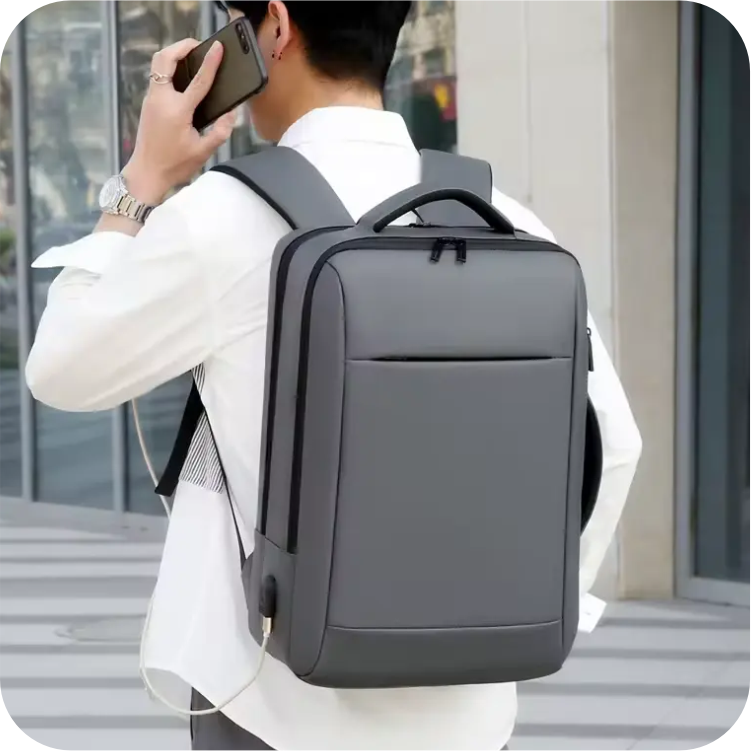 hombre con morral gris con puerto de carga usb 