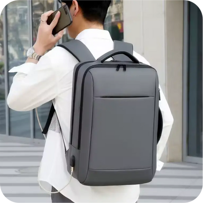 hombre con morral gris con puerto de carga usb 