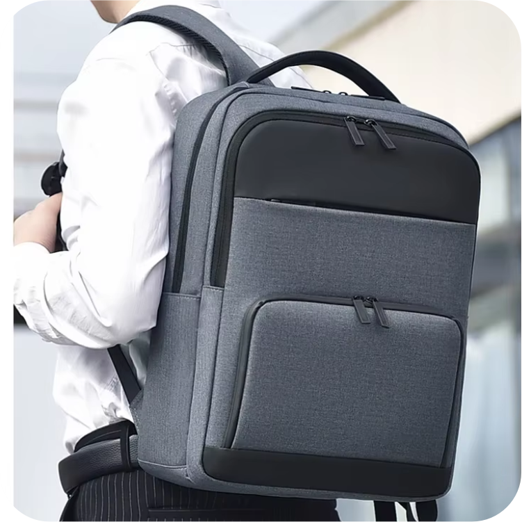 hombre usando morral gris con detalles negros 