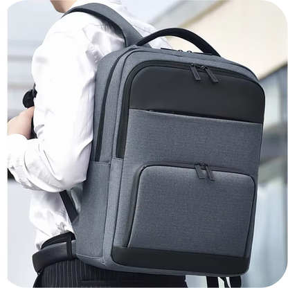 hombre usando morral gris con detalles negros 