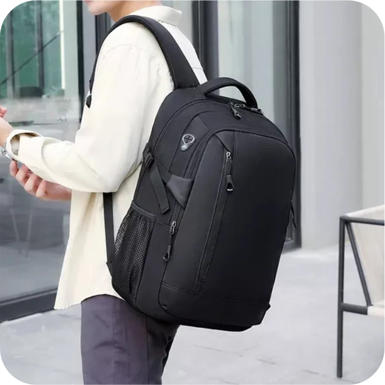 hombre con morral negro