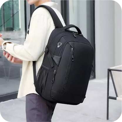hombre con morral negro