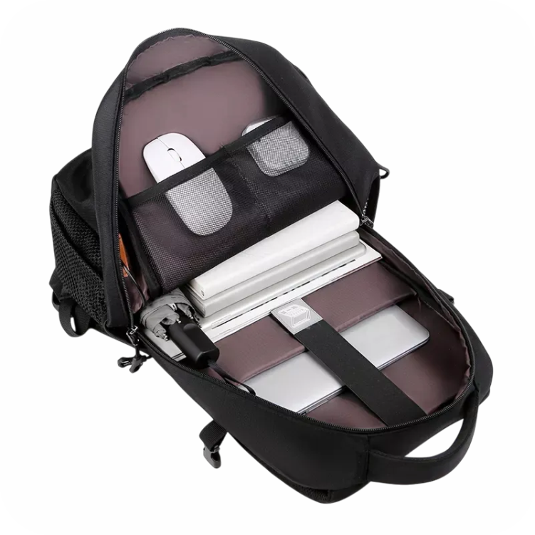 interior de morral negro con mouse, audifonos, laptop y organizadores 