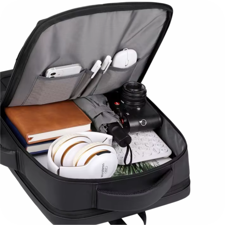 interior de morral negro con celular, lapiceros, mouse, agendas, paragua, camara, audifonos, teclado y laptop