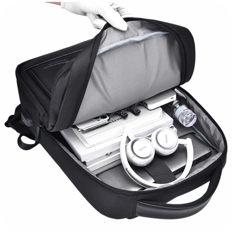 interior de morral negro con celular, lapiceros, botella, libros, laptop y audifonos 
