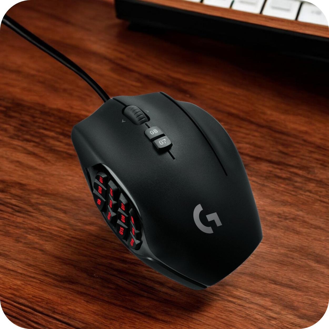 Mouse Logitech G600 con conexión USB, 12 botones laterales, software G HUB y diseño especial para MMO en uso