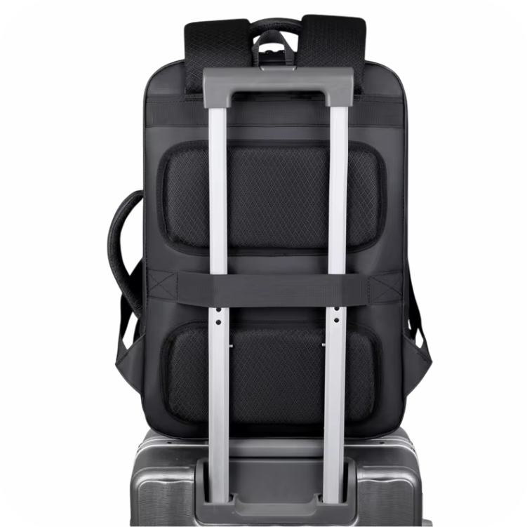 morral negro con cinta  de equipaje para viaje