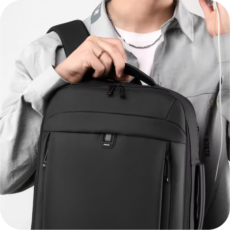 hombre usando morral negro de manija superior 