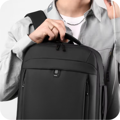 hombre usando morral negro de manija superior 