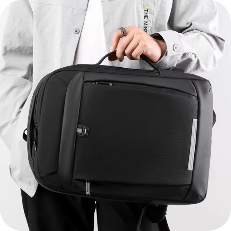hombre usando morral negro de manija lateral 