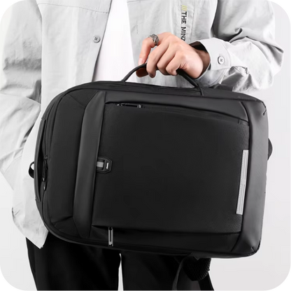 hombre usando morral negro de manija lateral 