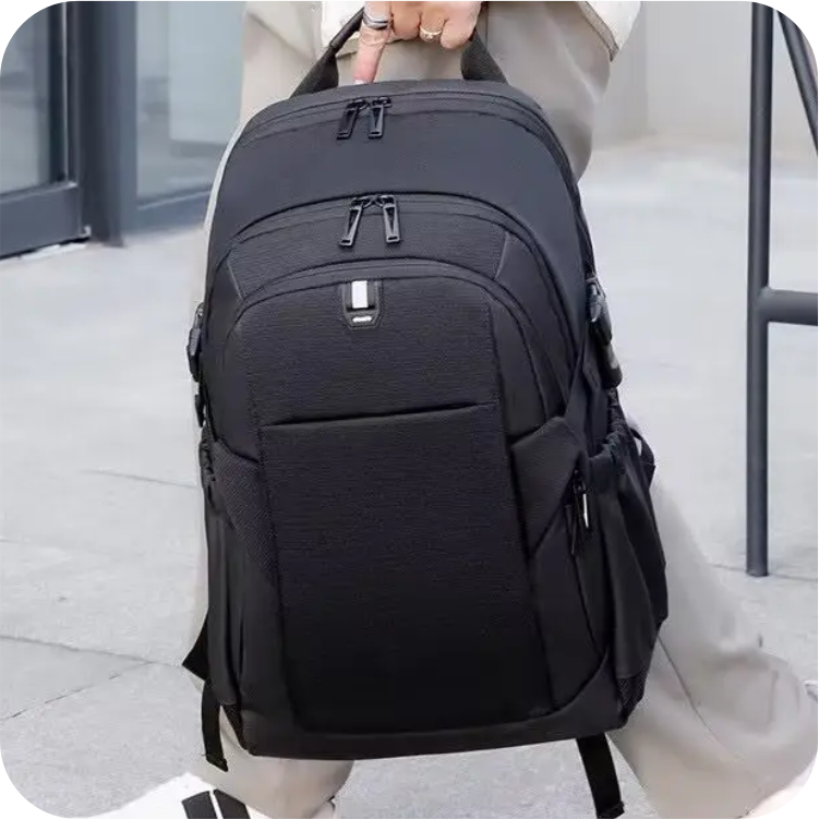 morral negro llevado por una persona
