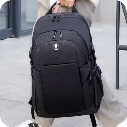 morral negro llevado por una persona