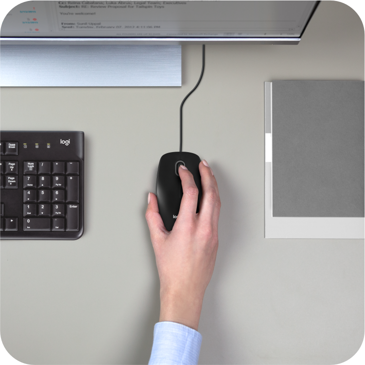 mouse alámbrico Logitech para oficina en uso