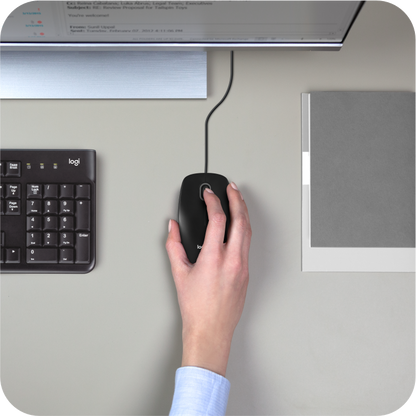 mouse alámbrico Logitech para oficina en uso