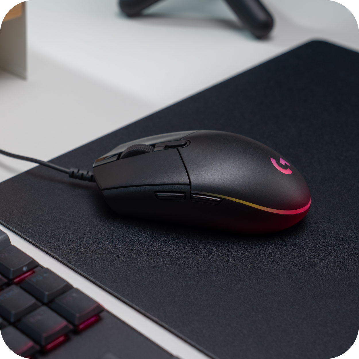 mouse gamer alambrico con luces rgb personalizables en uso