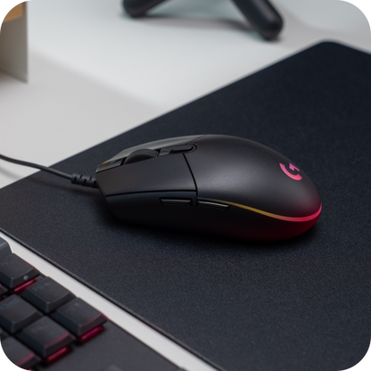 mouse gamer alambrico con luces rgb personalizables en uso