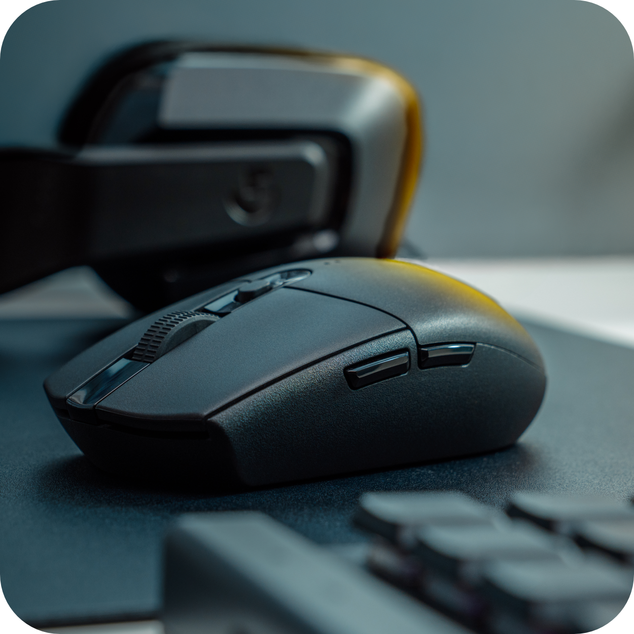 mouse inalámbrico Logitech G305 en color negro, ideal para gamers en uso