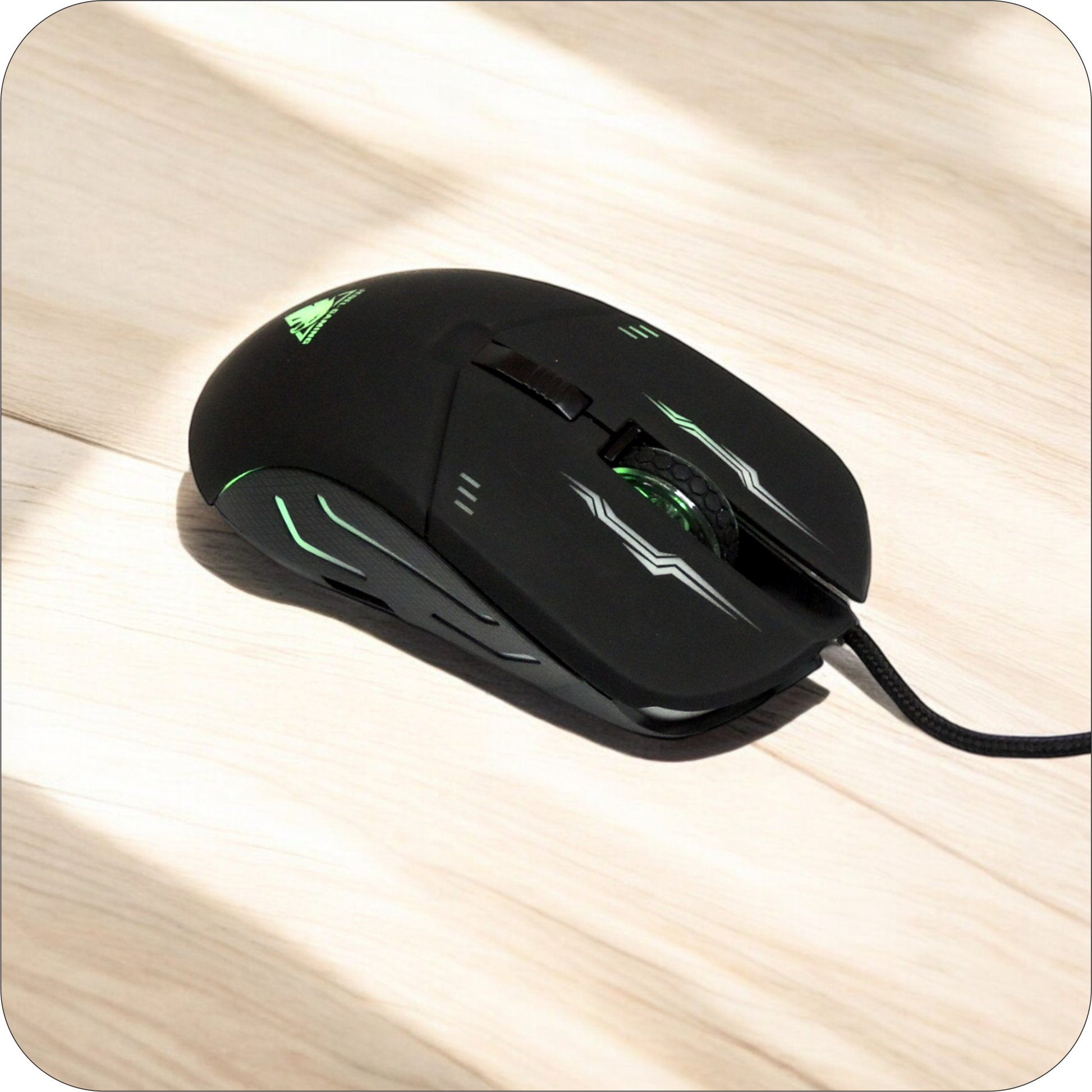 mouse gaming negro con retroiluminacion rgb en una superficie de madera