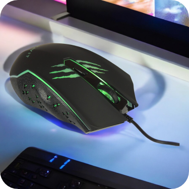 mouse Havit Gamenote con luz rgb verde en uso 