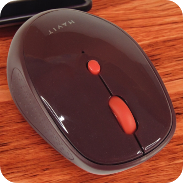 mouse inalambrio havit rojo sobre escritorio