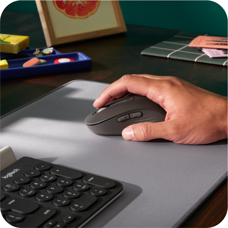 Mouse inalámbrico Logitech con diseño ergonómico en uso