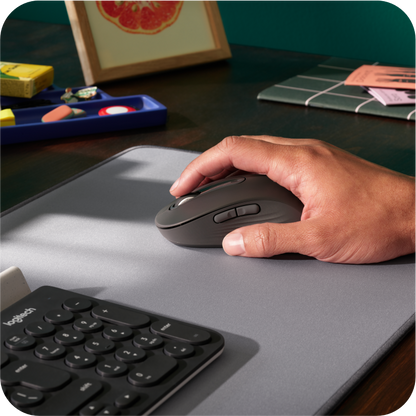 Mouse inalámbrico Logitech con diseño ergonómico en uso