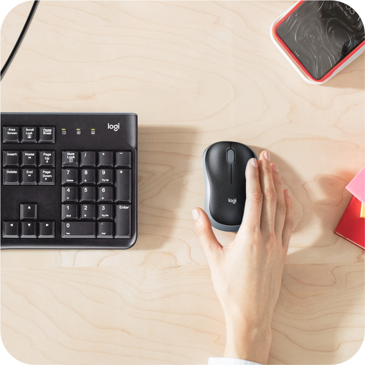 mouse inalambrigo logitech negro en uso