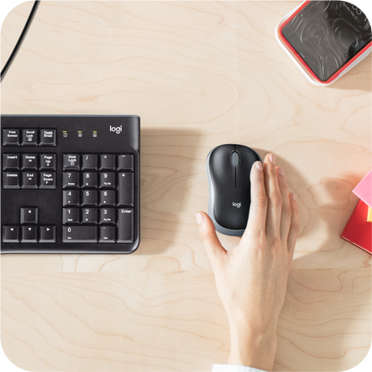 mouse inalambrigo logitech negro en uso