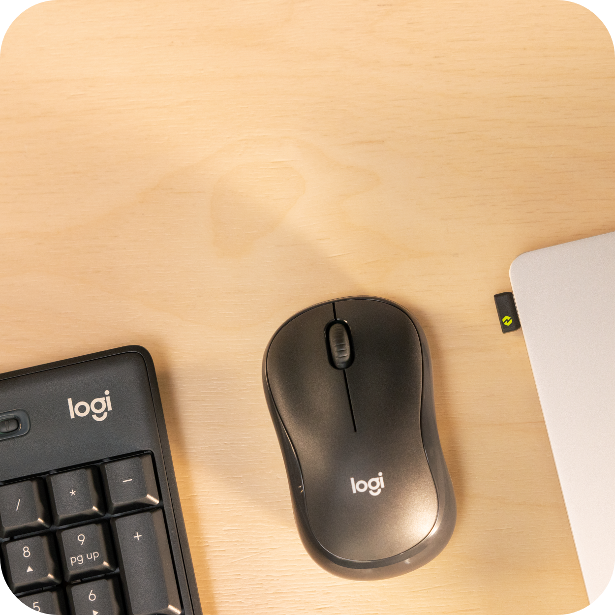 mouse inalambrico logitech negro en uso