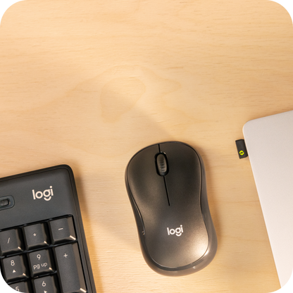 mouse inalambrico logitech negro en uso