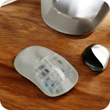 mouse inalambrico transparente sobre escritoriode madera  en uso