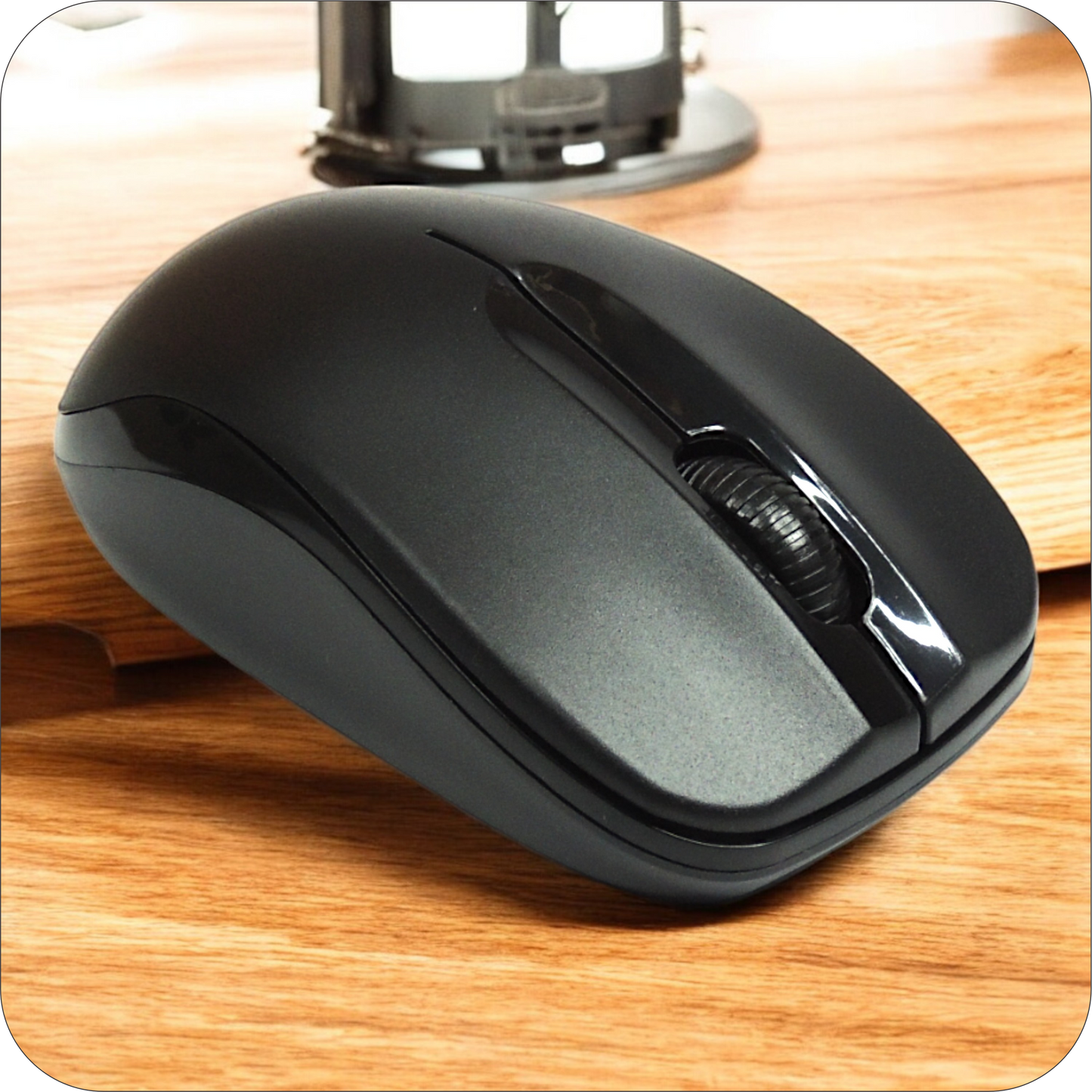 mouse negro en superficie de madera
