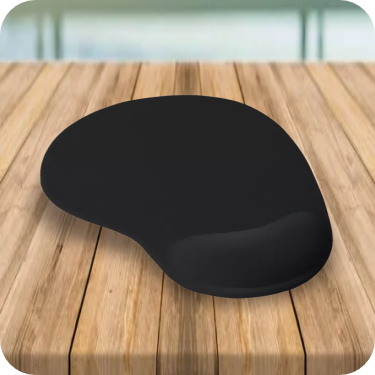 mouse pad de gel negro en superficie de madera