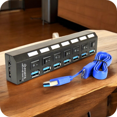multipuerto negro de 7 puertos y cable usb azul enrollado  en superficie de madera
