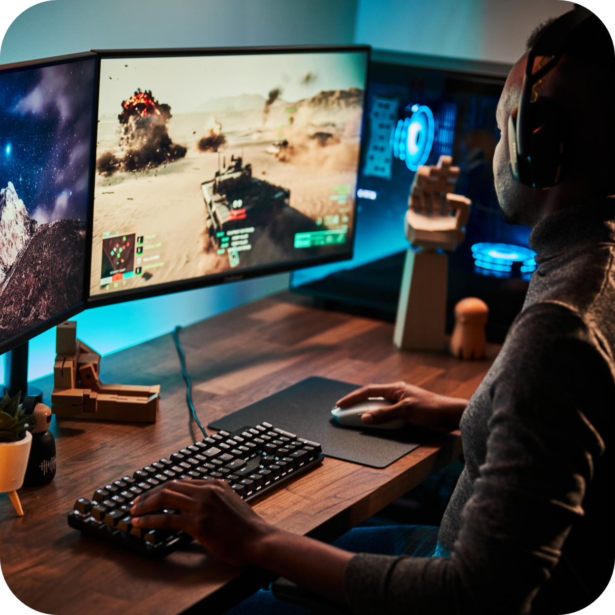 estación de juego gamer con monitor dual, teclado mecánico y audífonos con micrófono