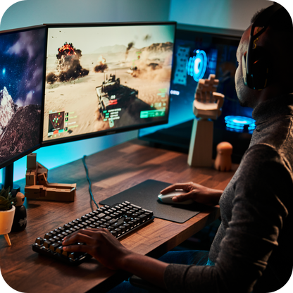 estación de juego gamer con monitor dual, teclado mecánico y audífonos con micrófono