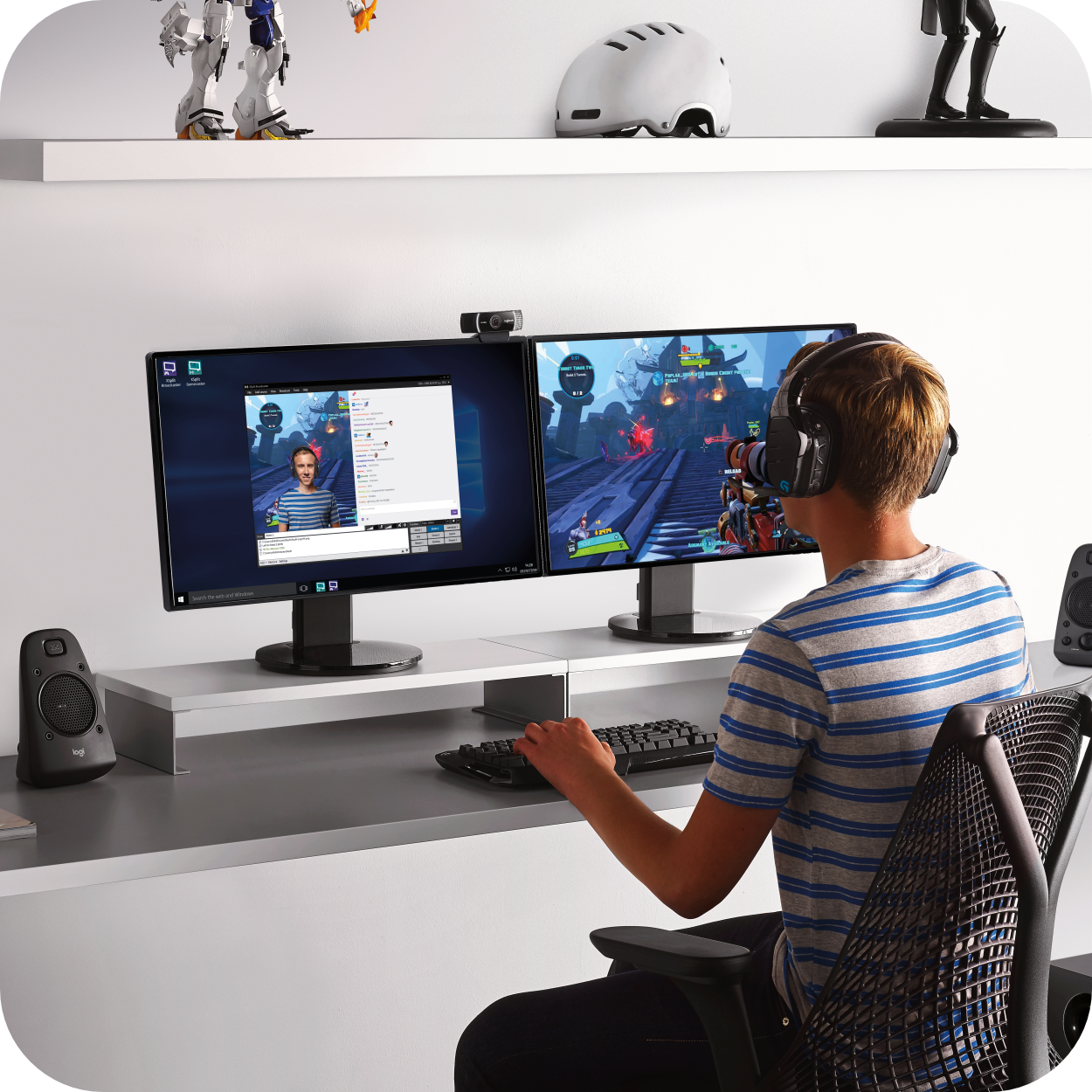 set up gaming con dos monitores, teclado, mouse y altavoces Logitech