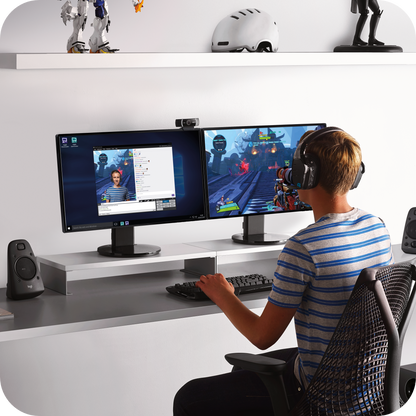 set up gaming con dos monitores, teclado, mouse y altavoces Logitech