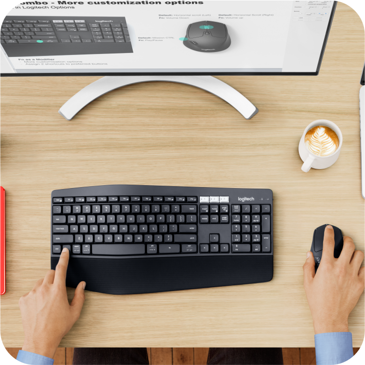 configuración de teclado y mouse Logitech en uso sobre un escritorio de madera