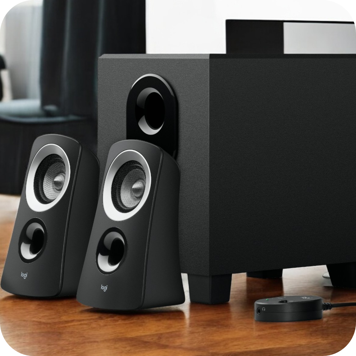 sistema de altavoz negro logitech con subwoofer en uso