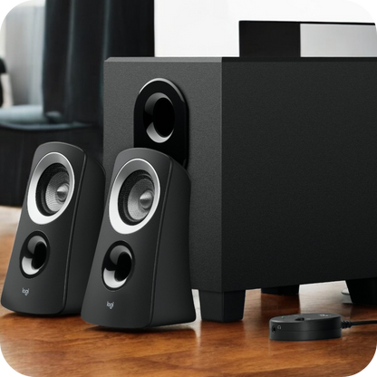 sistema de altavoz negro logitech con subwoofer en uso