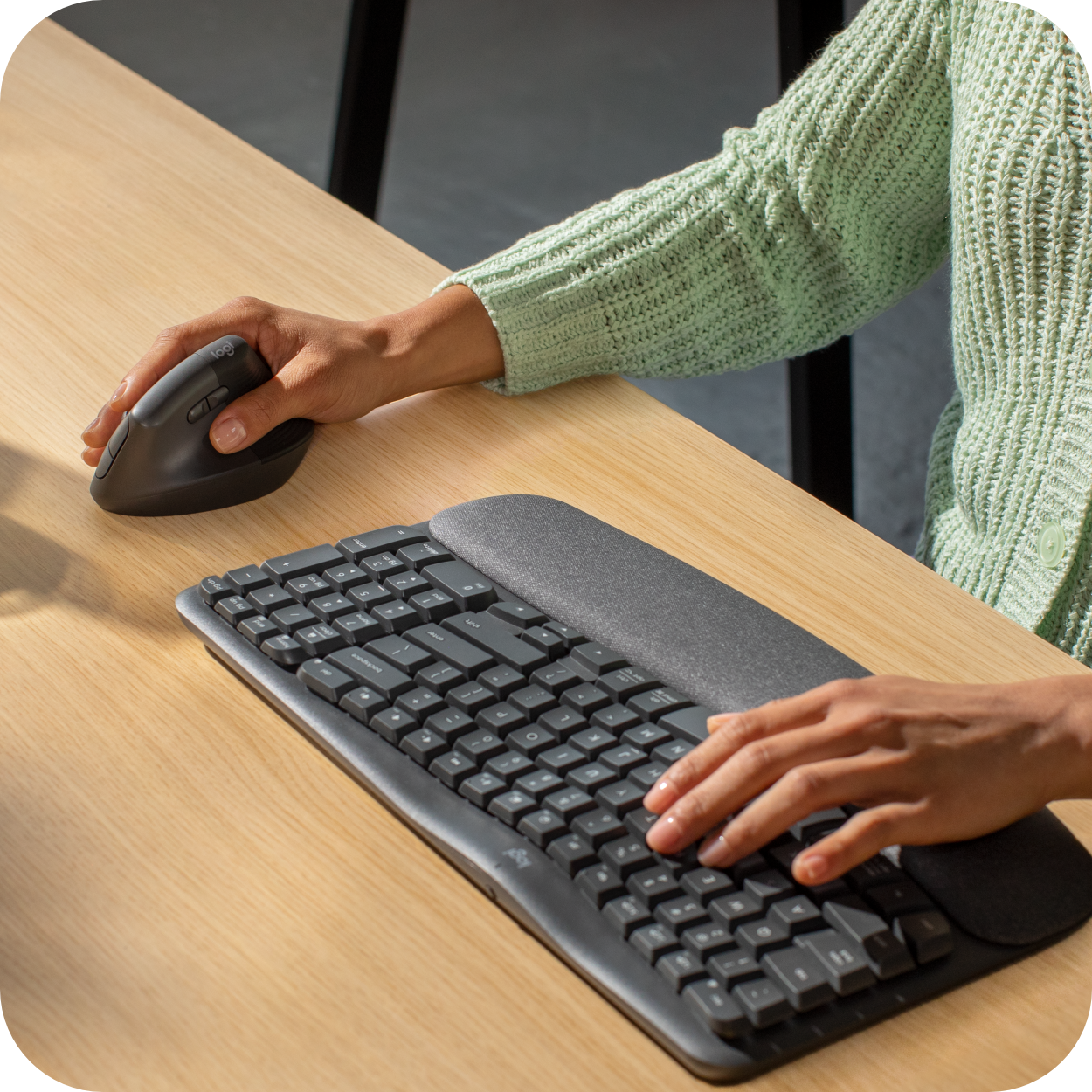 teclado ergonomico logitech inalambrico en uso 