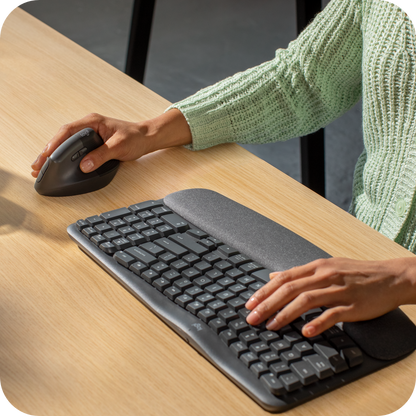 teclado ergonomico logitech inalambrico en uso 