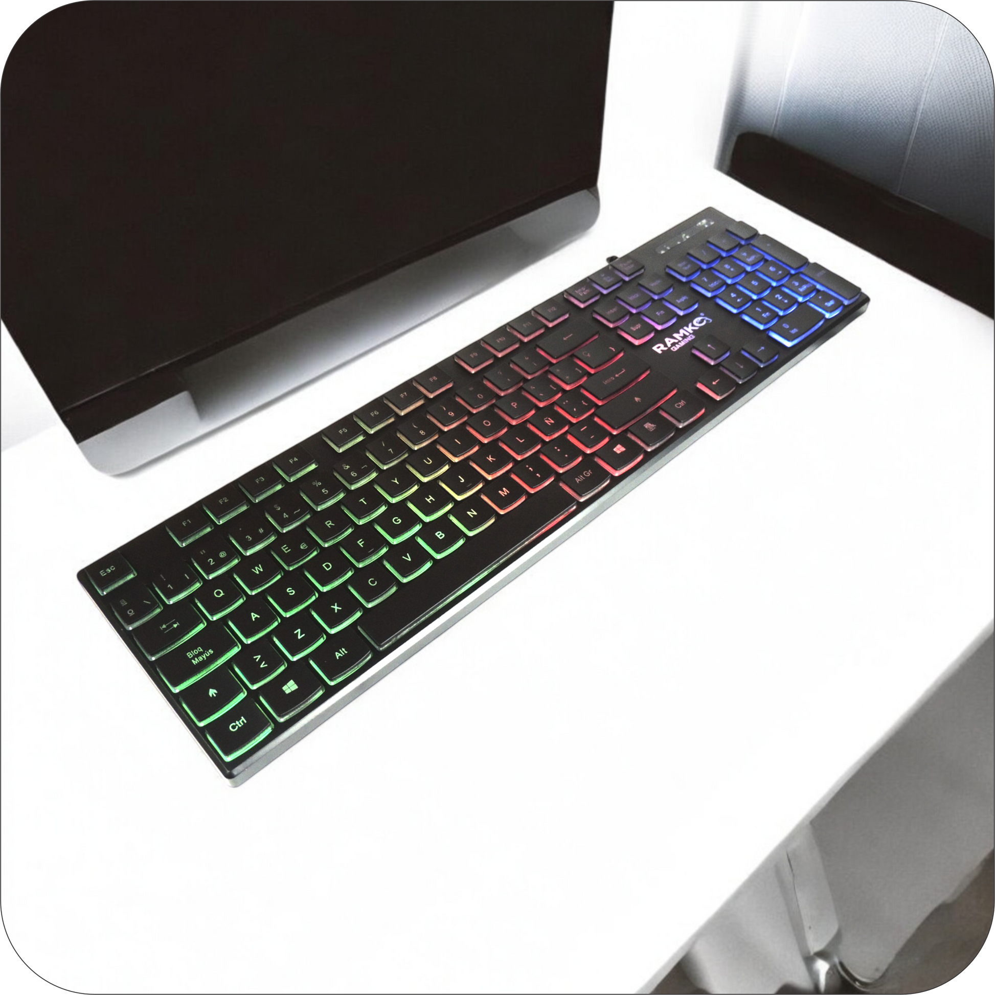 teclado gaming ramko negro con retroiluminacion rgb en uso 