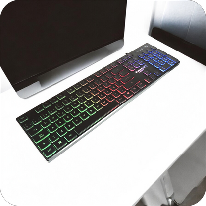 teclado gaming ramko negro con retroiluminacion rgb en uso 