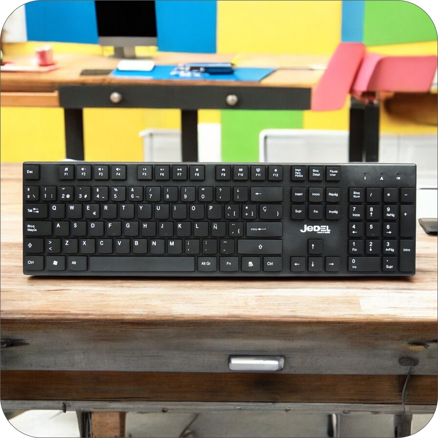 teclado jedel negro en superficie de madera