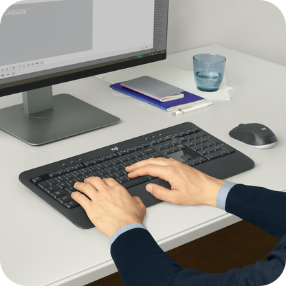teclado y mouse inalambricos logitech en uso 