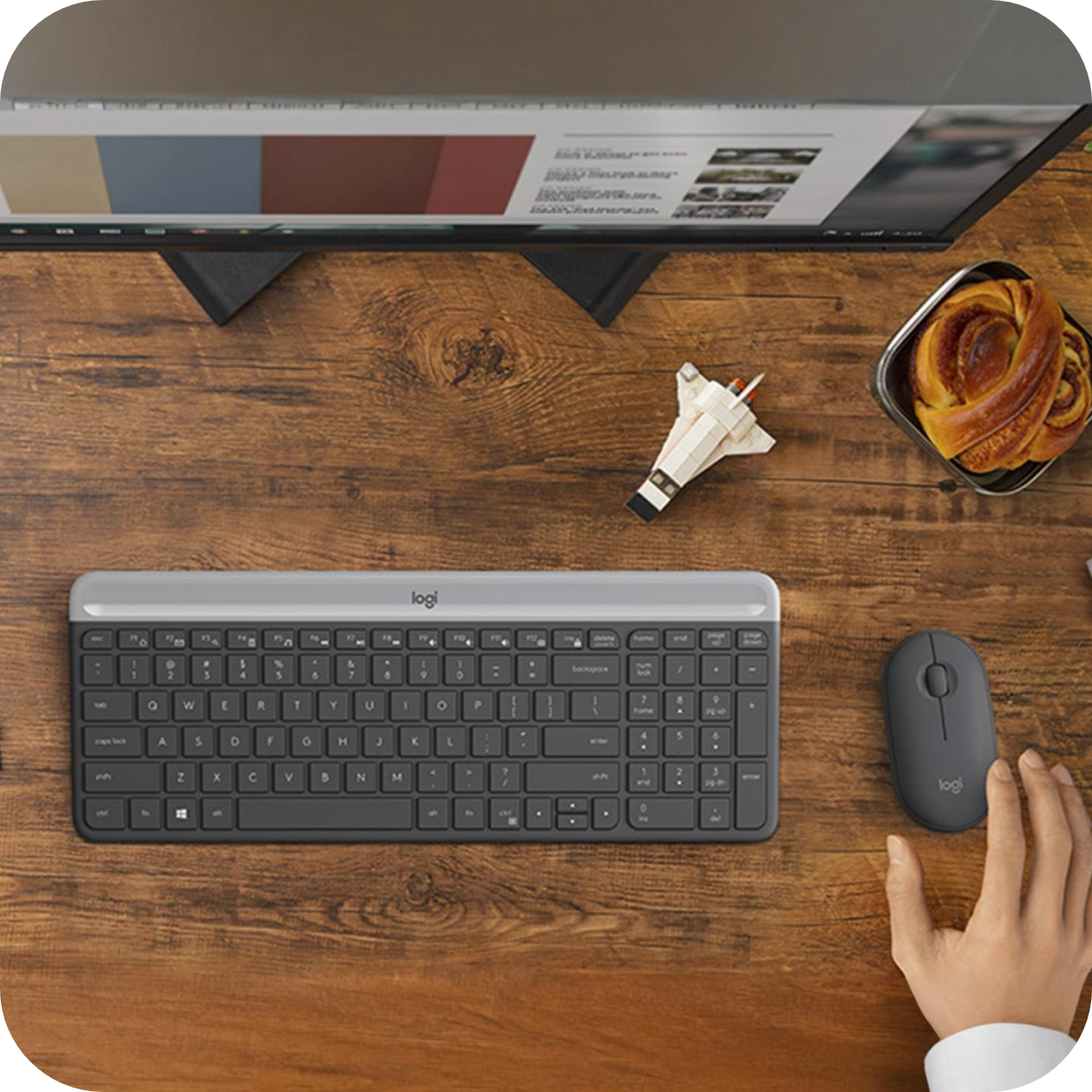 teclado y mouse logitech inalambrico en uso