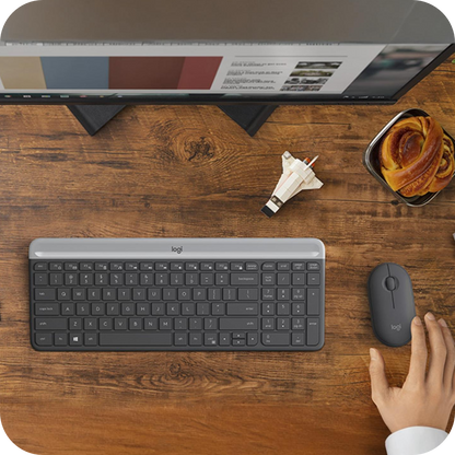 teclado y mouse logitech inalambrico en uso